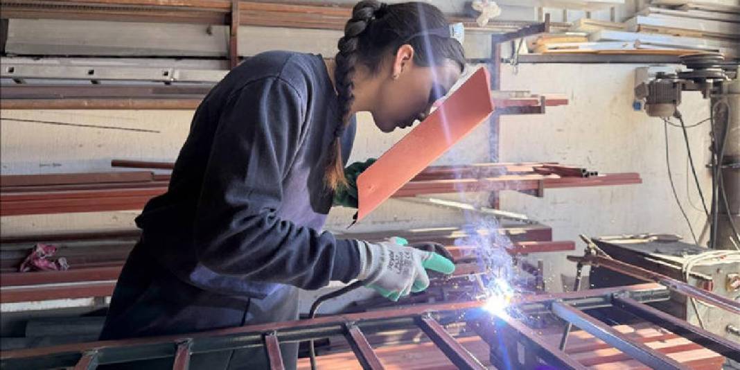 ‘Baba mesleğine’ kadın eli dokunuşu: 22 yaşında demire şekil veriyor 1